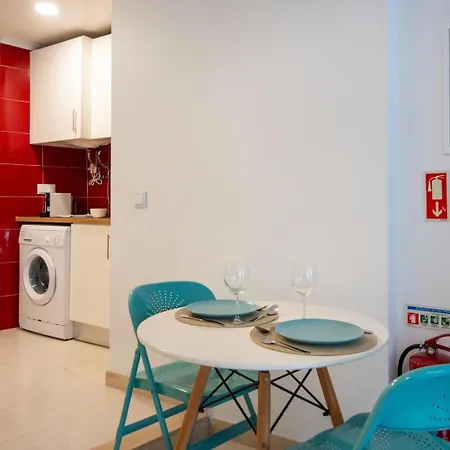 Apartment For 2 Just 250m From Largo Intendente *